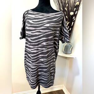 Moda International Gray Zebra Print long Tee with Short sleeves size Medium